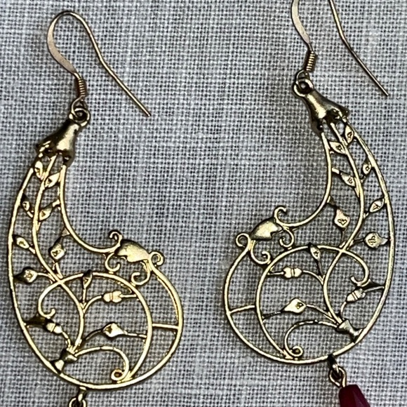 Paisley motif, filigree, dangly earrings in gold with red beads. - Picture 4 of 8